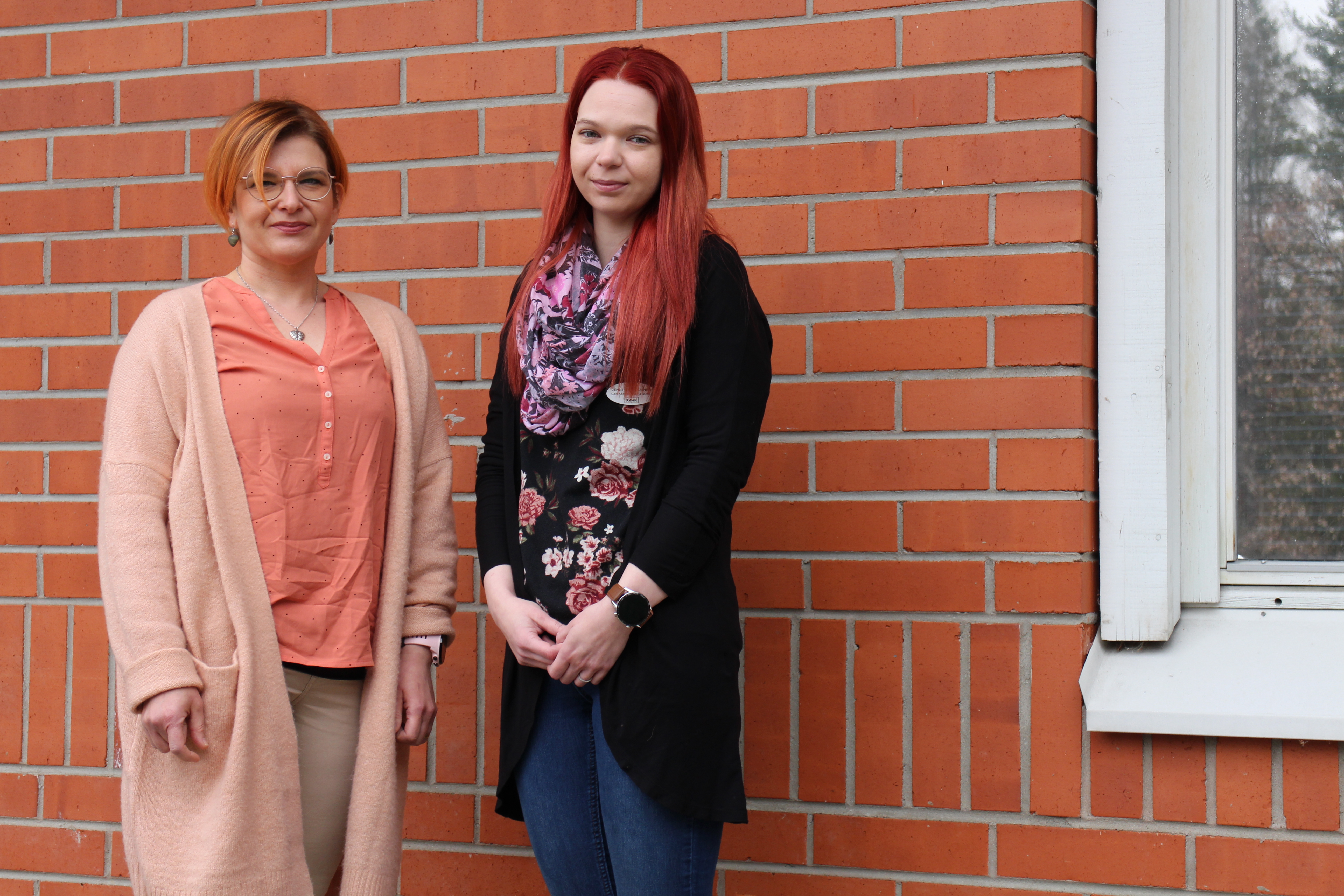 Siun sotessa työskentelevät lähihoitajat Jenni Saarelainen ja Outi Turunen aloittivat geronomiopintonsa syksyllä 2021. Keväällä molemmat suorittivat opintojen ensimmäisen harjoittelun Siun soten ikäihmisten arjen tukipalveluissa.