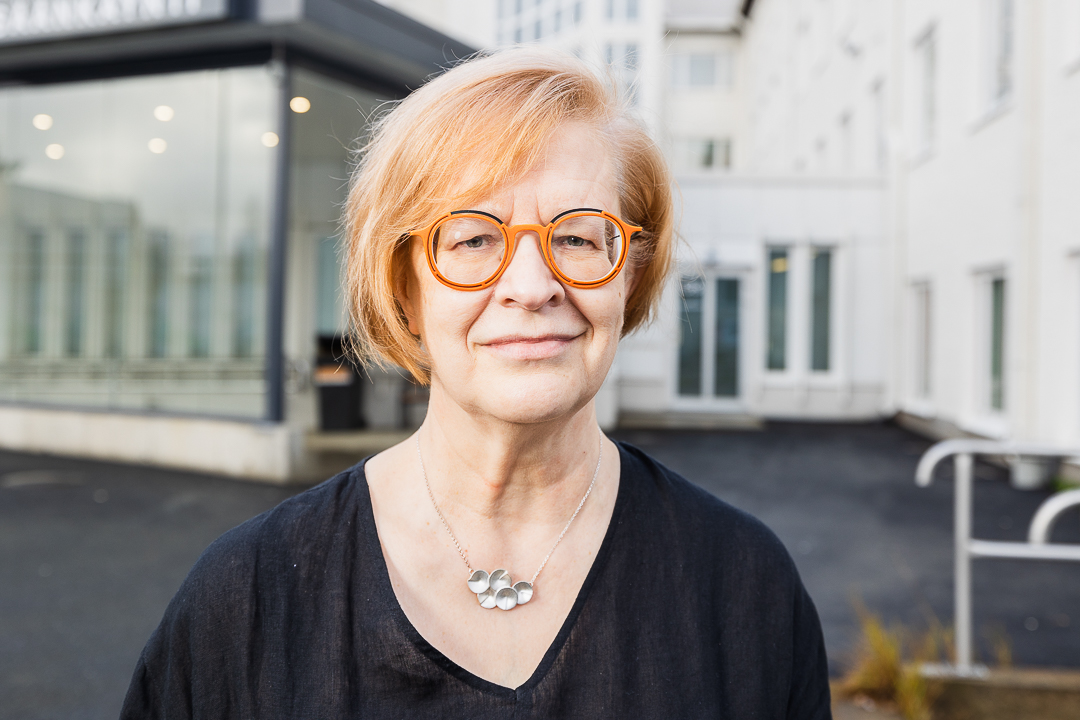 Neurologi, apulaisylilääkäri Anna Maija Saukkoselle on myönnetty lääketieteen merkittävimpiin suomalaisiin tunnustuksiin kuuluvan Konrad ReijoWaaran palkinto.