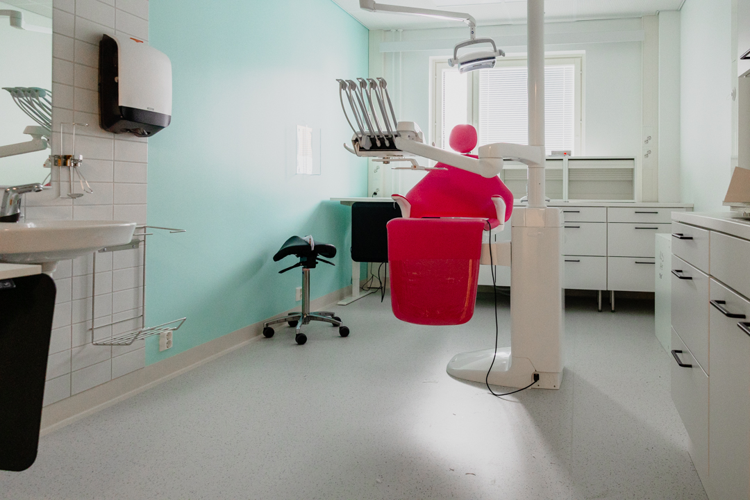 Kuva hammashoitolan hoitohuoneesta uudessa Kontiolahden sote-asemassa