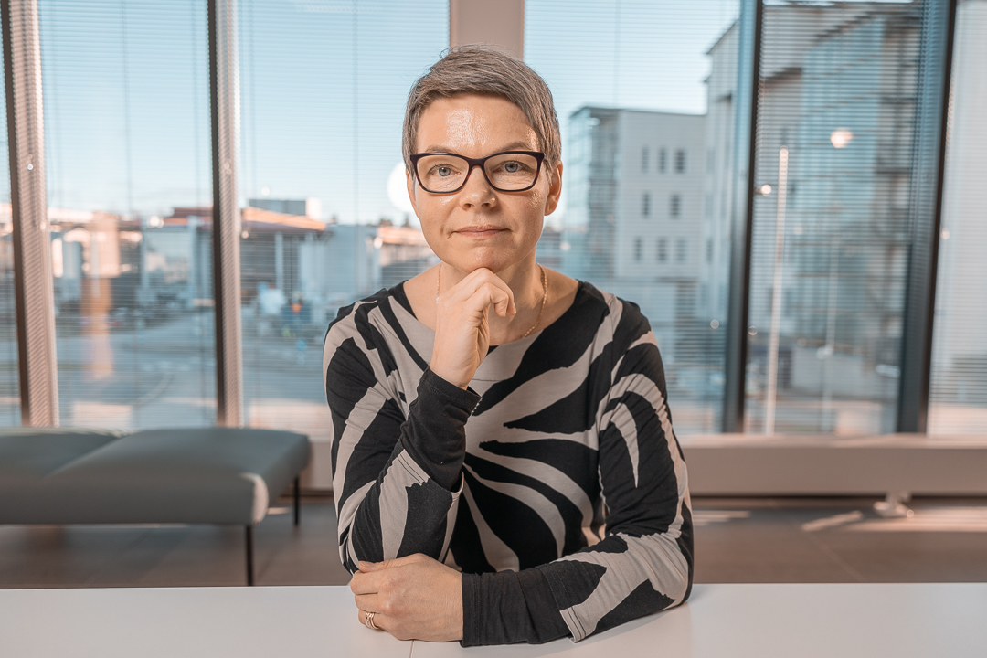 Kirsi Hiltunen aloitti ympäristöterveydenhuollon johtajan viransijaisuudessa reilu viikko sitten. Kuva: Antti Pitkäjärvi