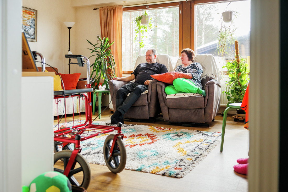 Ikään­ty­neiden perhe­hoi­dossa eletään arkea yhdessä – ”Joka päivä tietää tekevänsä tärkeää työtä”