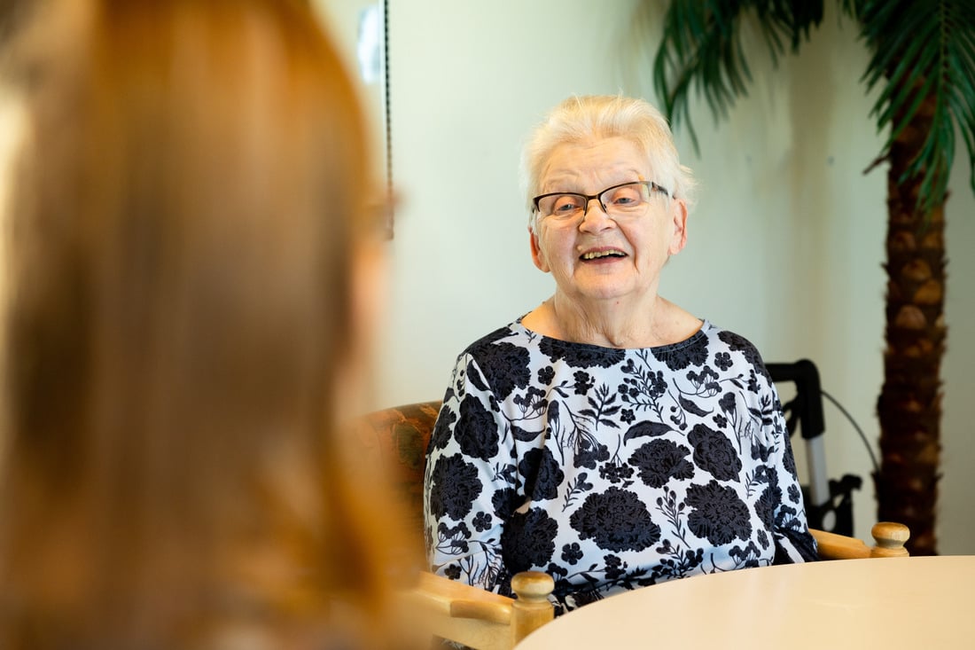 Polvijärven yhteisöasumisen yksikkö. Keskustelua asukkaan kanssa.