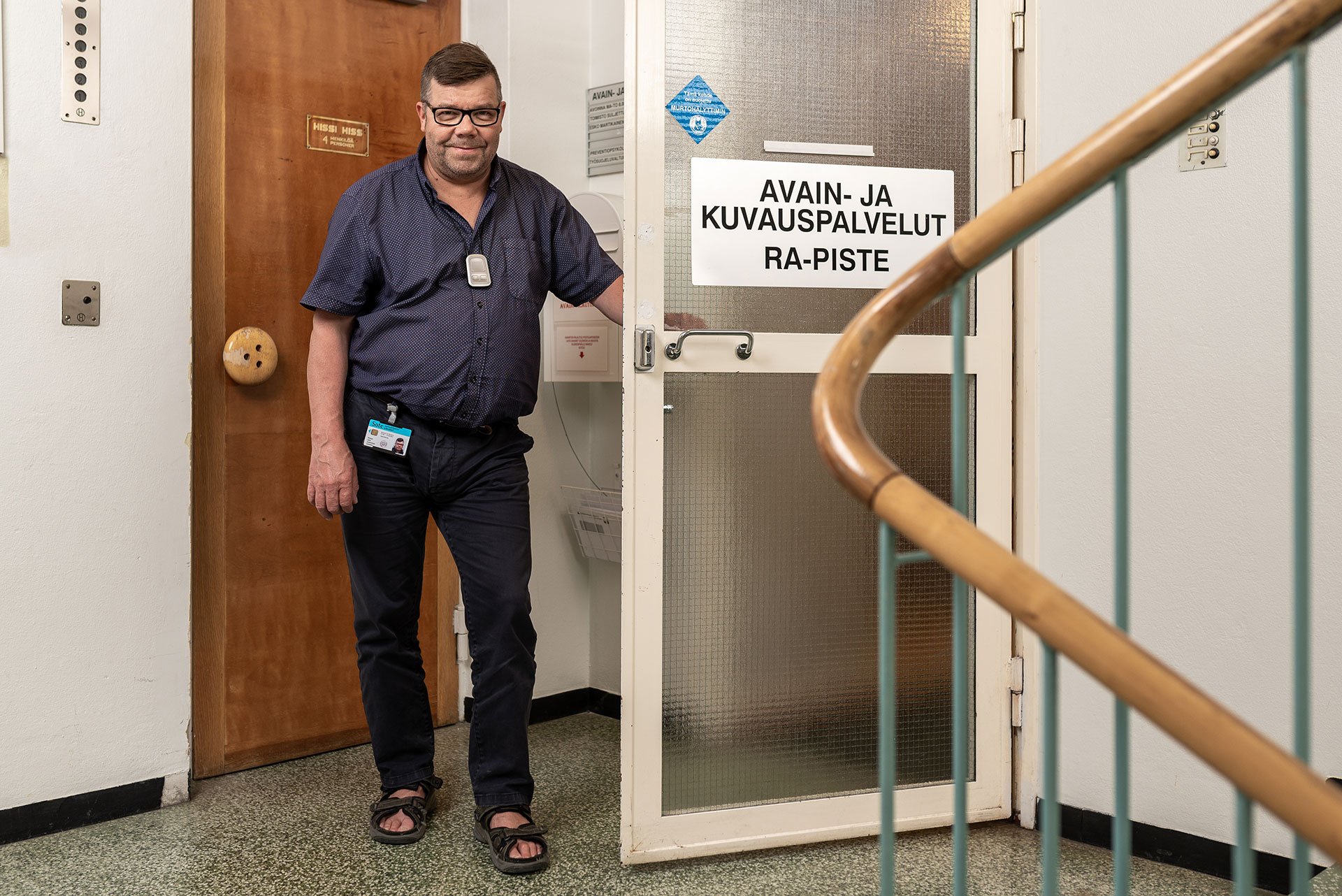 RA-pisteen työntekijä toimiston ovella.