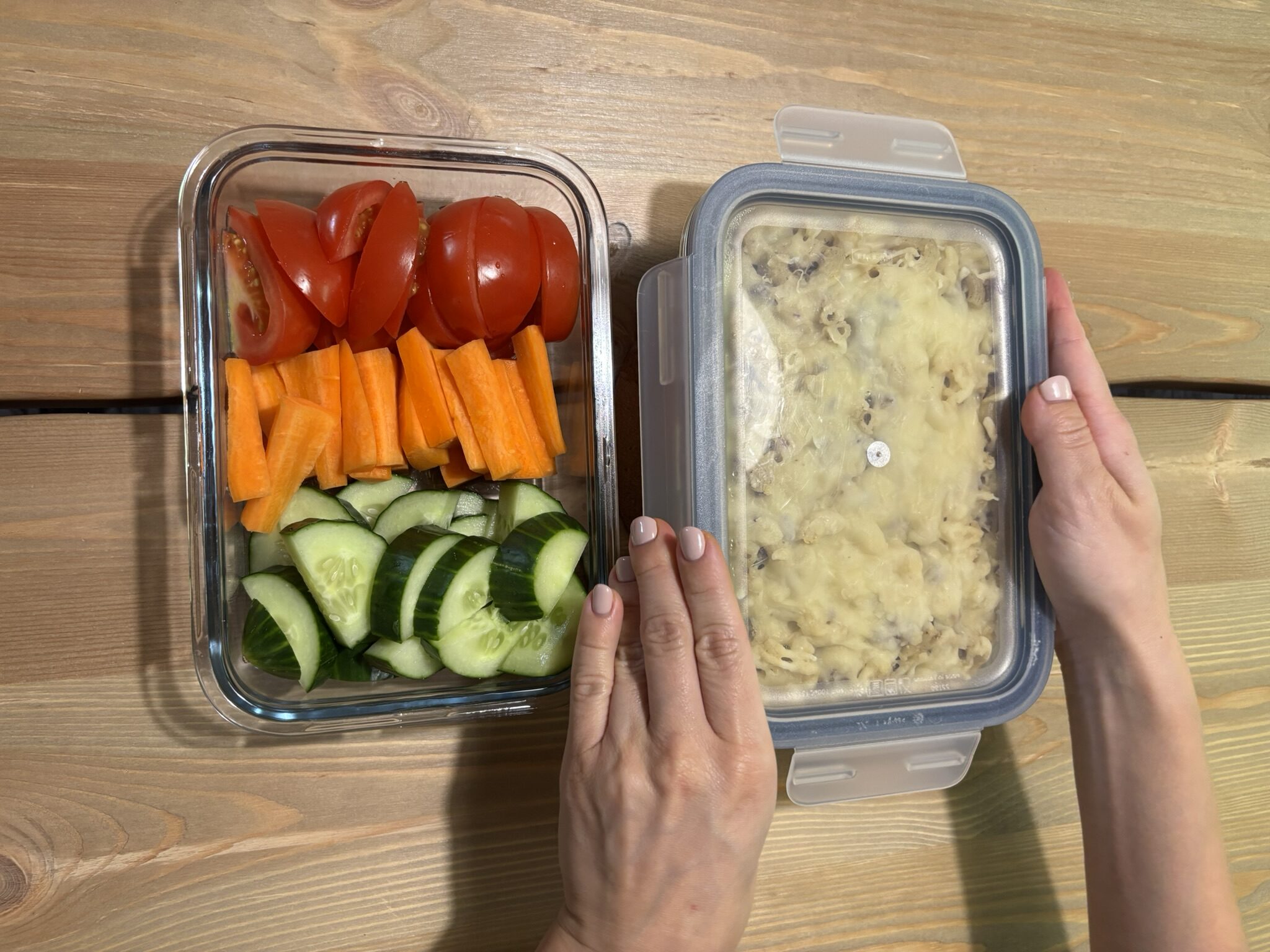 Kasviksia ja makaronilaatikkoa säilytysrasioissa.