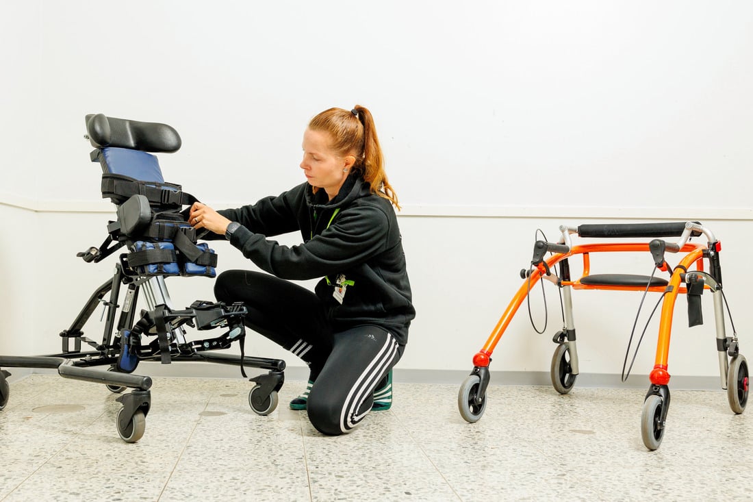 Nainen säätää apuvälinettä