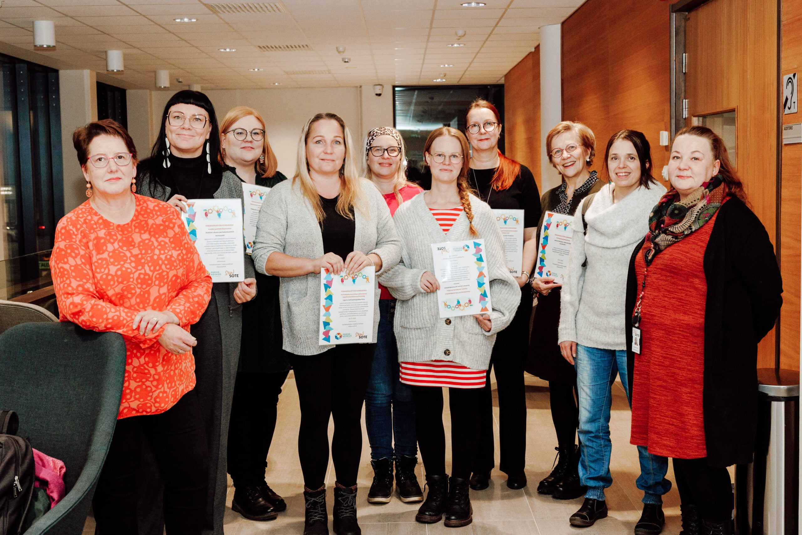 Lasten, nuorten ja perheiden parissa työskenteleviä ammattilaisia muistettiin perhekeskustunnustuksilla