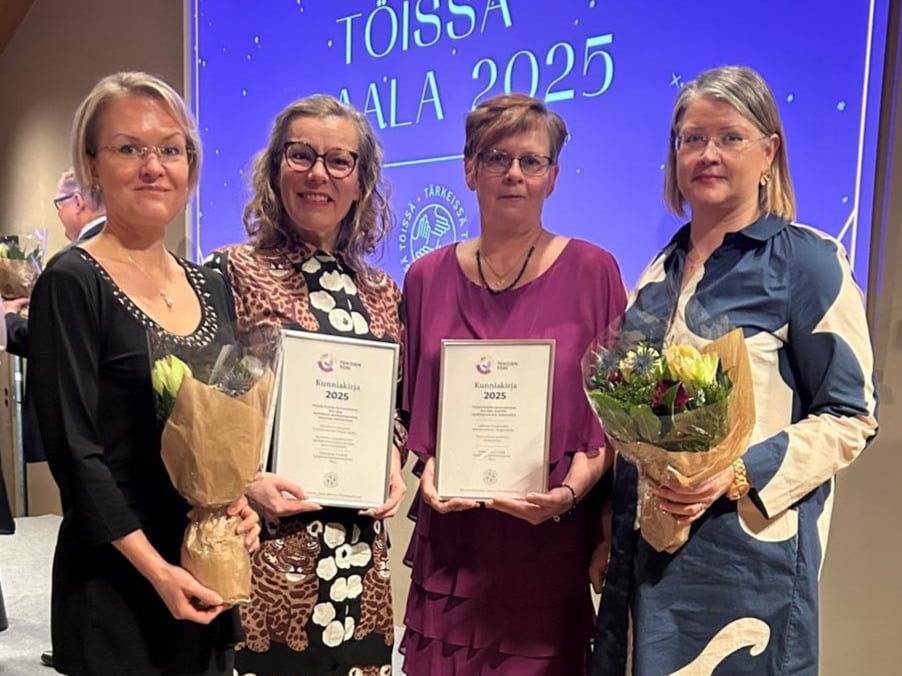 Tärkeissä töissä -gaalassa palkitut siunsotelaiset hymyilevät kameralle.