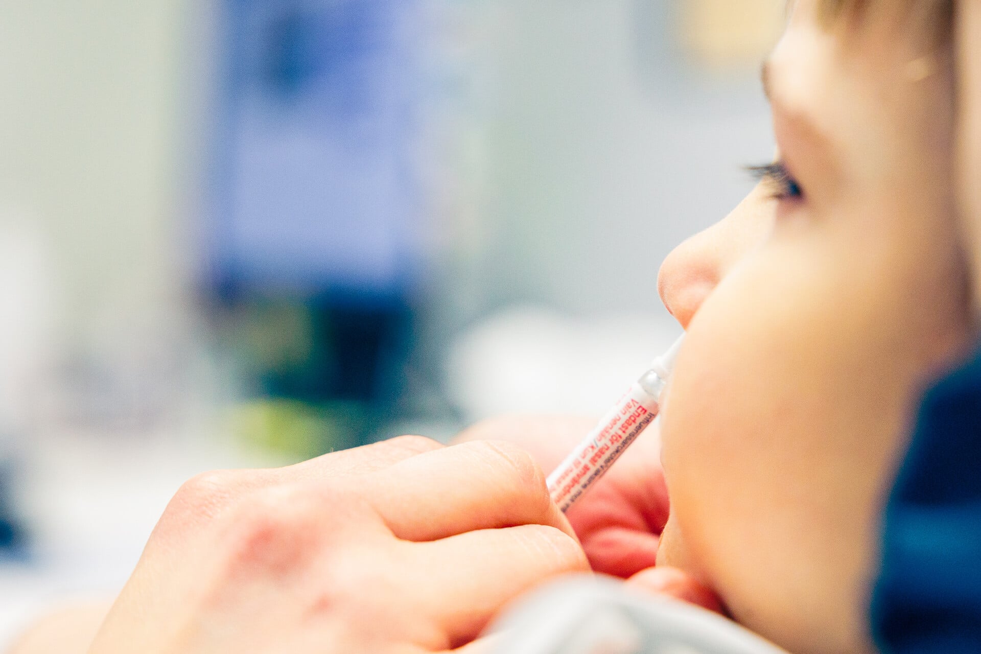 Lapsi saa nenäsumuterokotteen