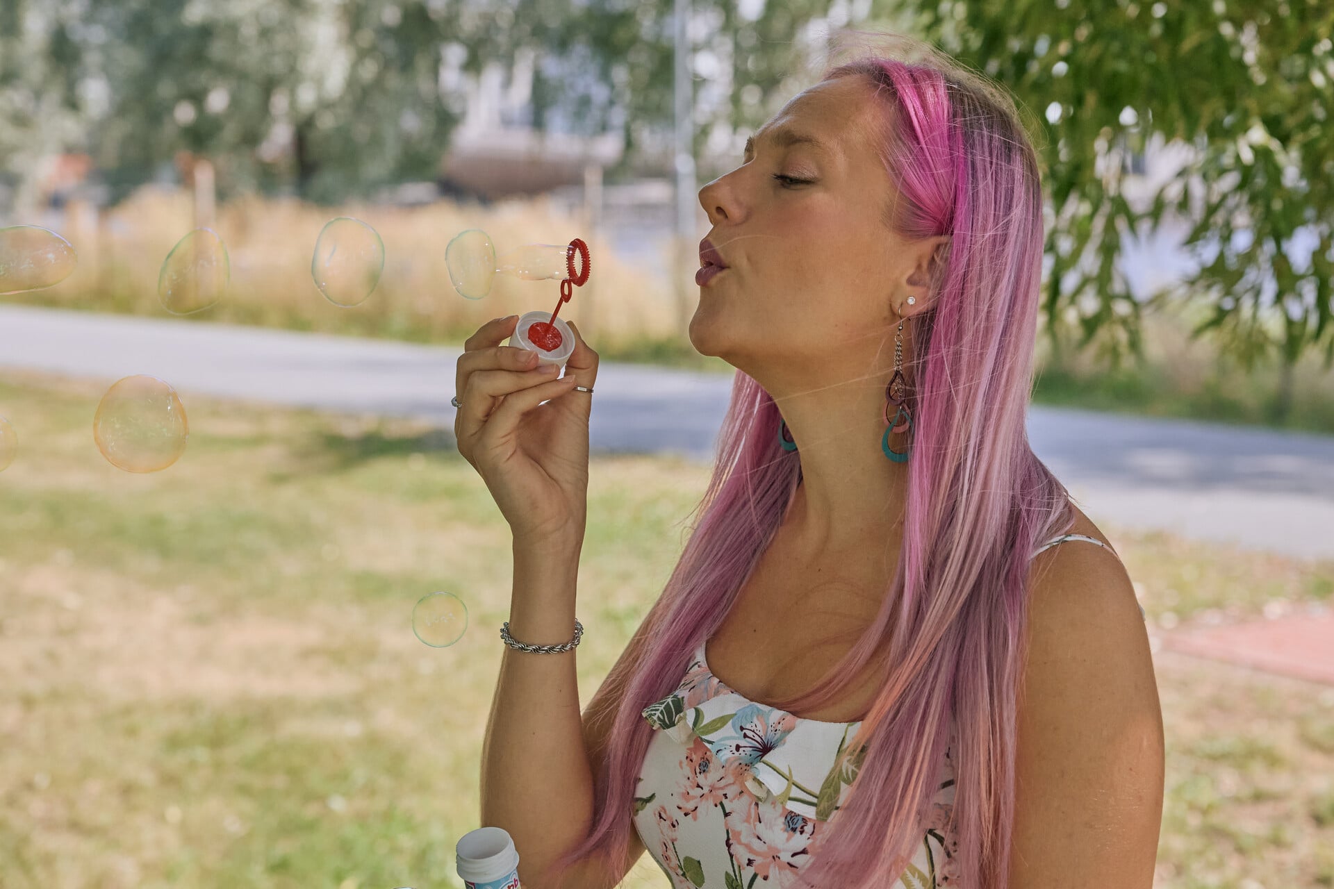 Nainen puhaltaa saippuakuplia