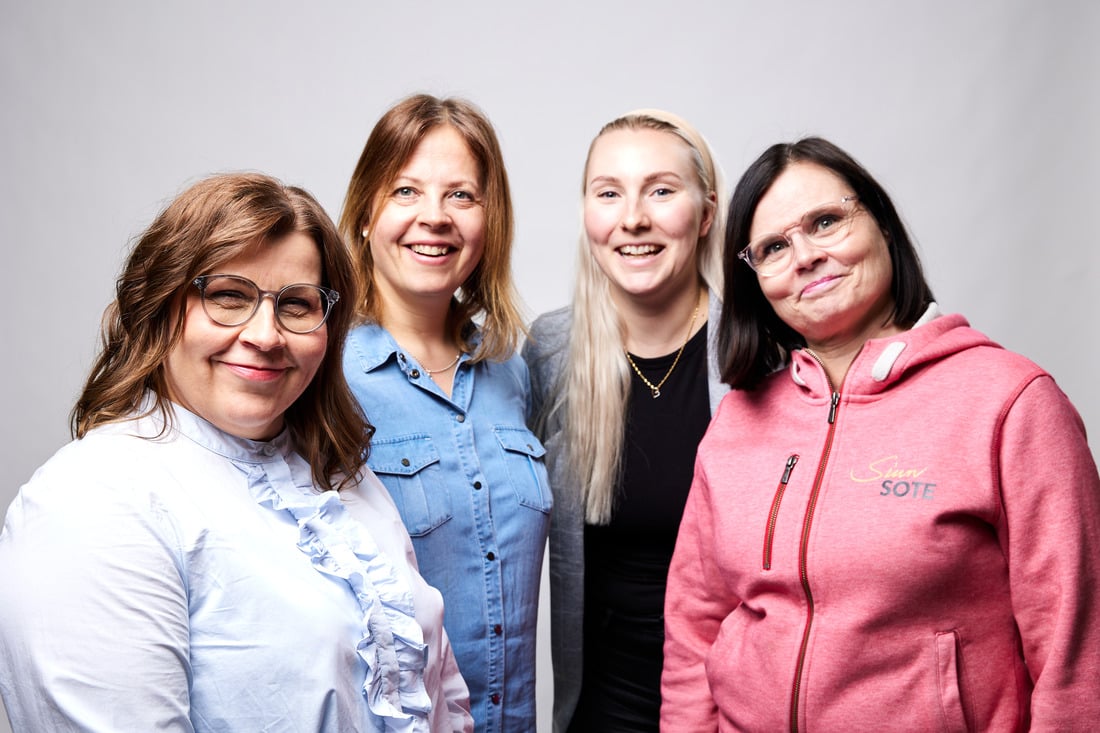 Neljä naista ryhmäkuvassa - Hyvän mielen työpaikassa