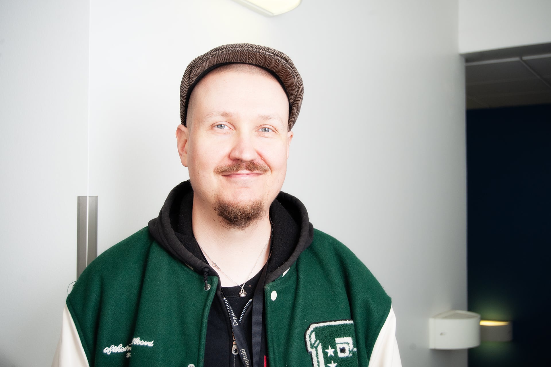 Harri viihtyy työssään henkilökohtaisena avustajana